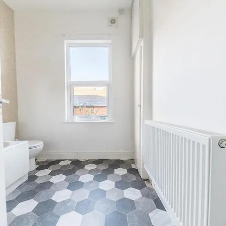& Cozy 3 Bedroom Flat *