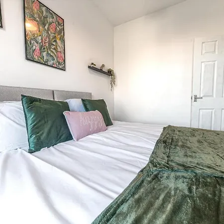& Cozy 3 Bedroom Flat