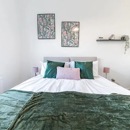 & Cozy 3 Bedroom Flat