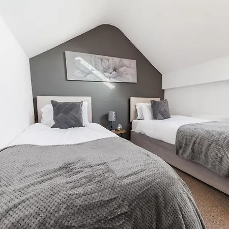& Cozy 3 Bedroom Flat