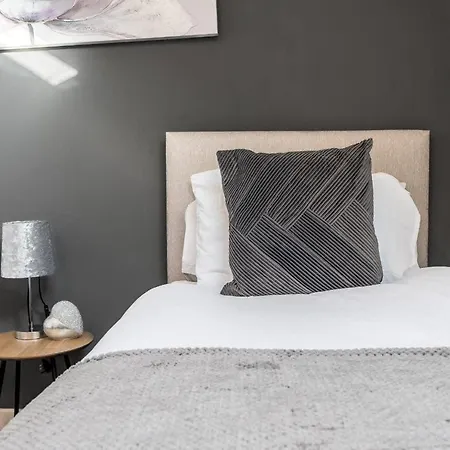 & Cozy 3 Bedroom Flat *