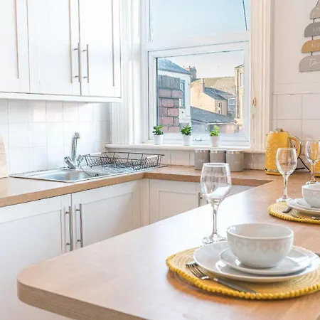 & Cozy 3 Bedroom Flat Barrow-in-Furness