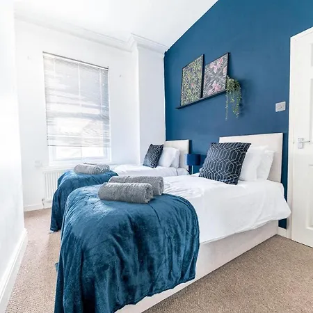 & Cozy 3 Bedroom Flat * Barrow-in-Furness
