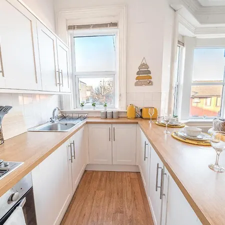 & Cozy 3 Bedroom Flat