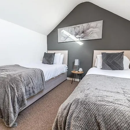 & Cozy 3 Bedroom Flat * Barrow-in-Furness